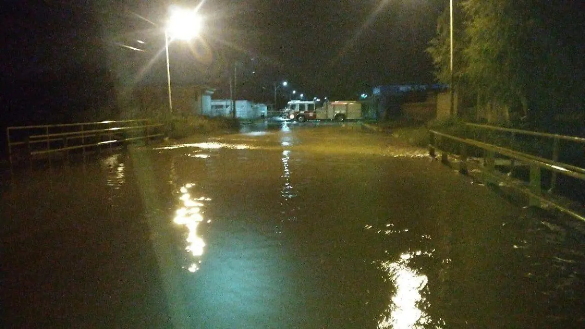 1 Se desborda arroyo en seccional de Anáhuac